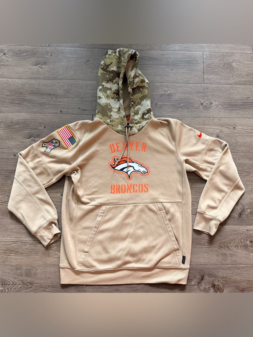 Nike Men’s Medium Denver Broncos On-Field Camo/Tan Pullover Hoodie, NFL Football